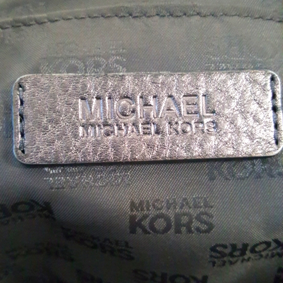 Michael Kors large classic silver/gray canvas & leather crossbody shoulder bag - Picture 7 of 16